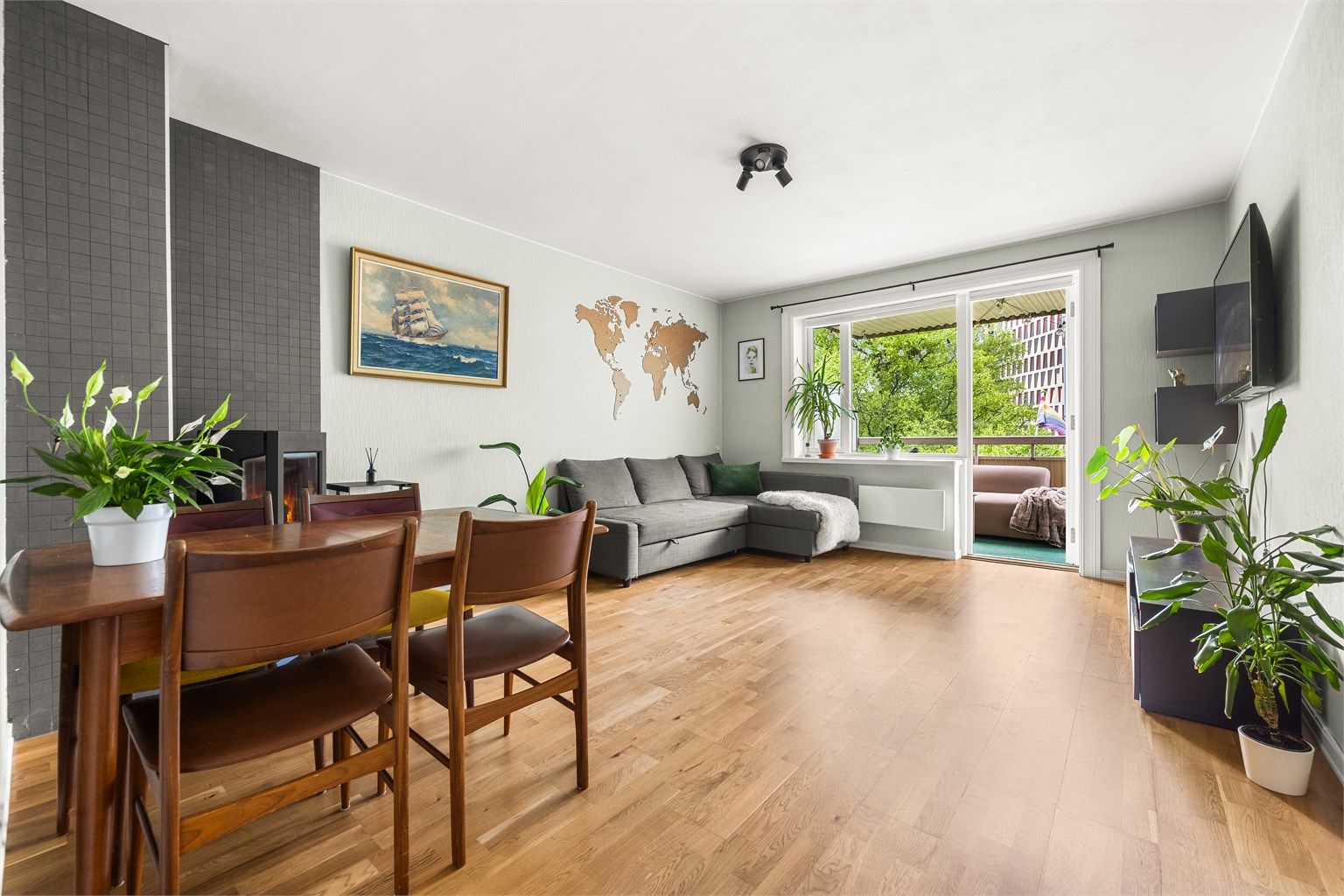 Romslig stue med peisovn og utgang til vestvendt balkong.
Foto: Martine Eren Jacobsen