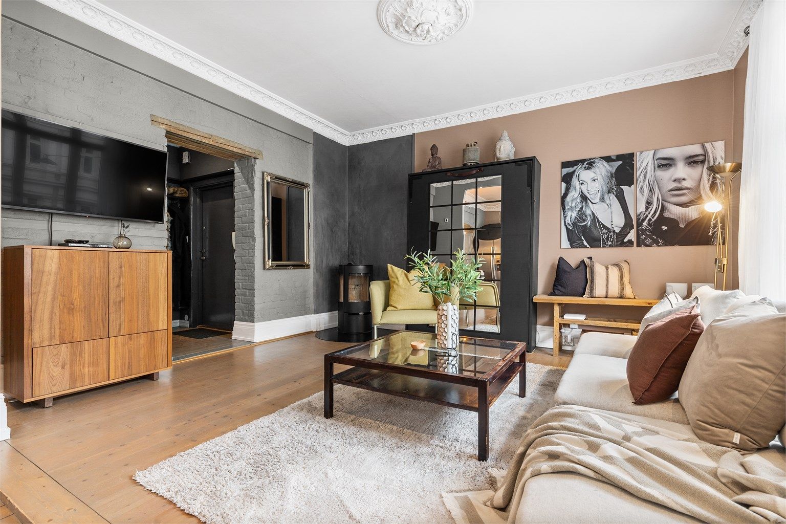 Romslig stue med god plass til sittegruppe og TV-område.