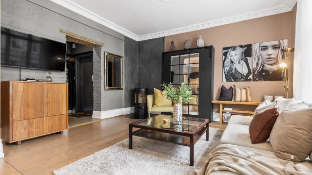 Romslig stue med god plass til sittegruppe og TV-område.