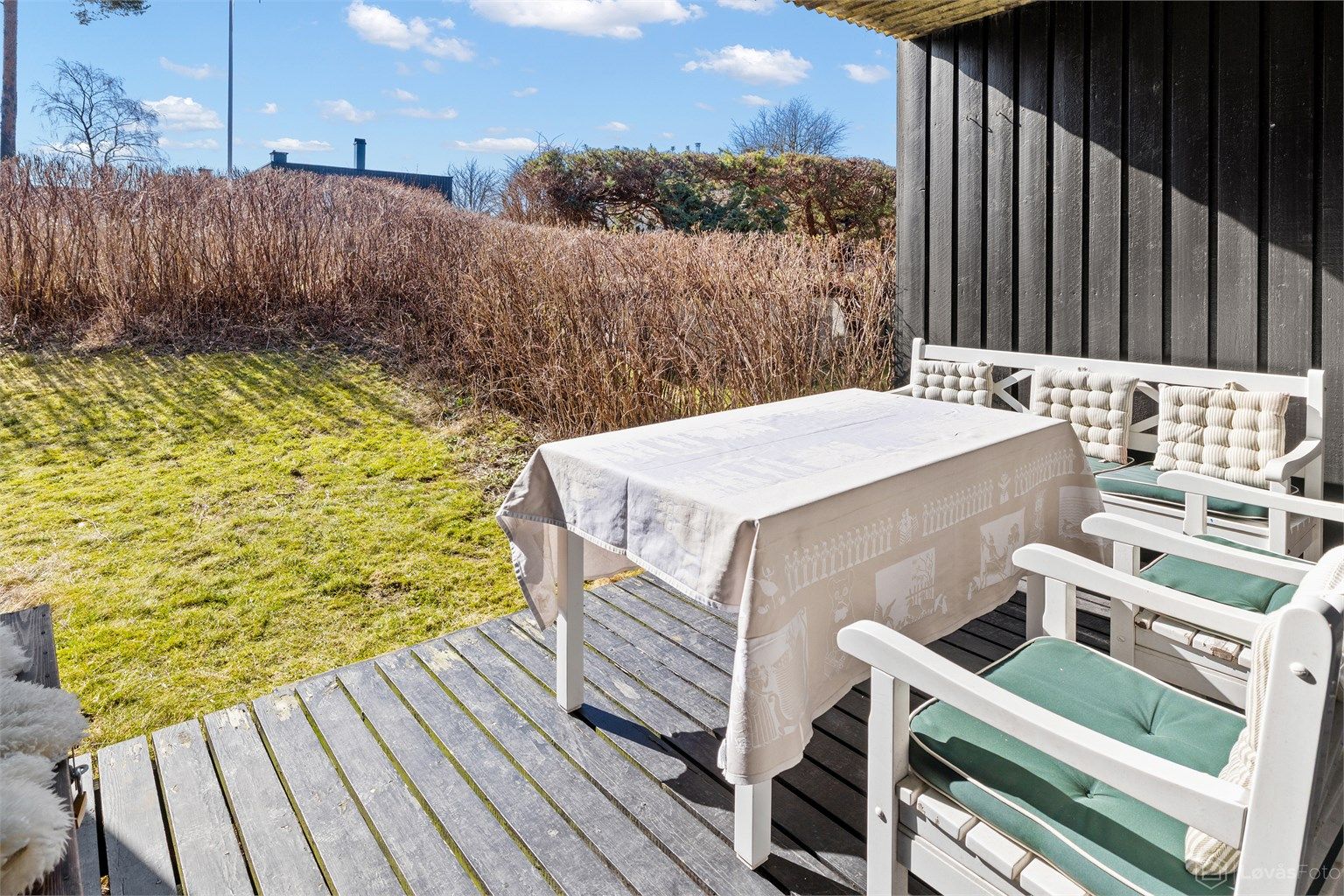 Her er det god plass til en hyggelig sittegruppe for varme dager.