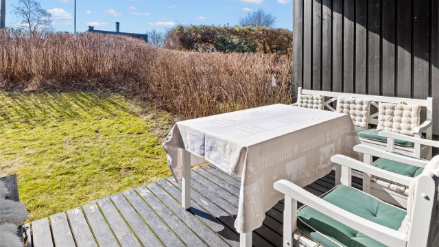 Her er det god plass til en hyggelig sittegruppe for varme dager.