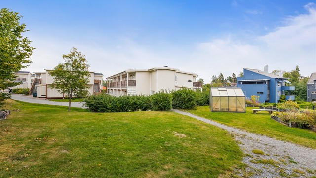 Leiligheten er for de som er under 35 år, og ligger i et veldrevet sameie på Gullhella. Området er rolig og familievennlig med gode naboer, og det er kort vei til offentlig transport og mange fine turmuligheter i marka.