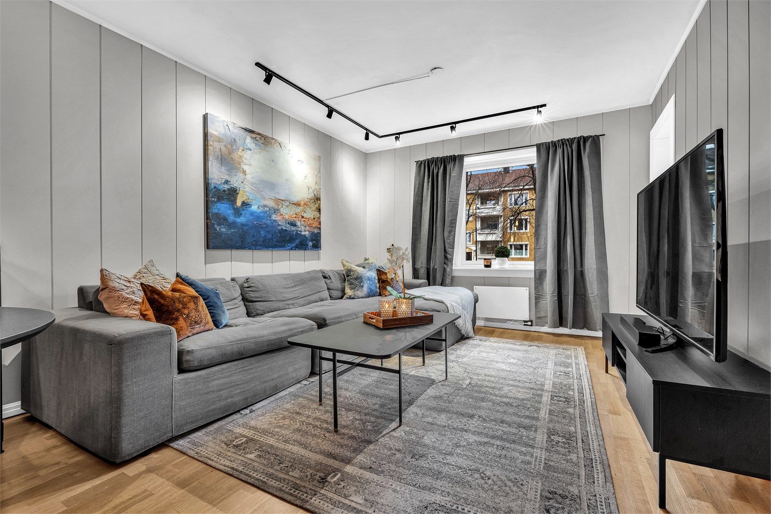 Andreas Christophersen v/ Krogsveen eiendomsmegling presenterer her en lys og tiltalende 3-roms sentralt i Lillestrøm by!