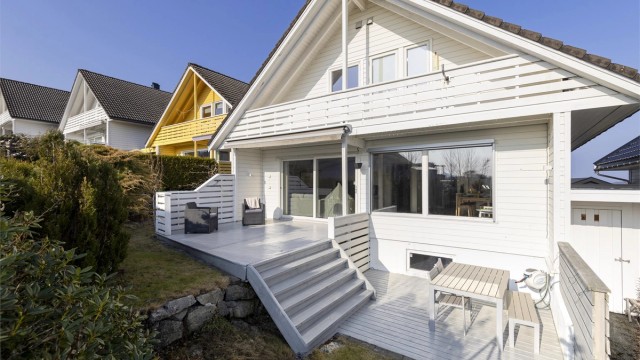 Velkommen til Bruvikbakken 7 presentert av Sissel og Zander v/Krogsveen Mariero. Foto: Marianne Lyse.