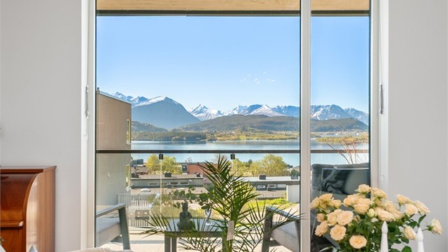 Store vindusflater slipper inn rikelig med dagslys og rammer inn utsikten