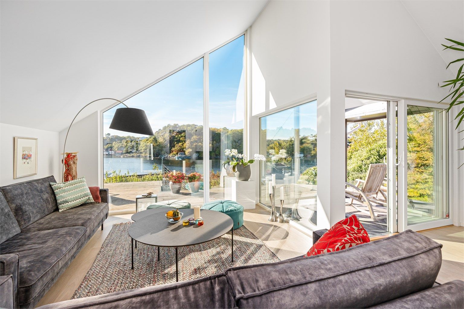 Nydelig utsikt fra stuen - Huset har gjennomgått en omfattende oppussing i 2015 og 2018