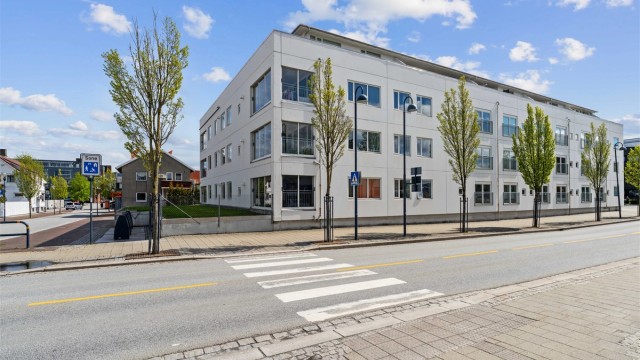 Fra Holbergs gate er det gangavstand til alt du trenger, inkludert handlesentrene Maxi og Bystasjonen.