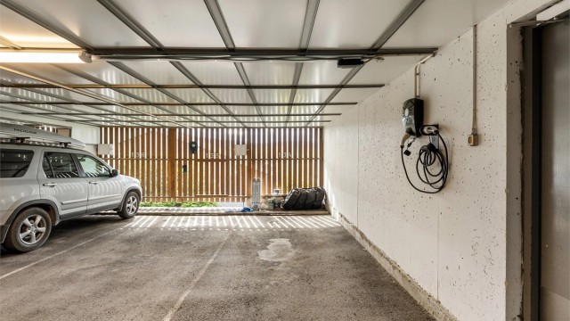 Med boligen følger bruksrett til én garasjeplass i felles garasjerekke. Det er montert elbil-lader i garasjen. Huseierforeningen har opparbeidet og merket gjesteparkeringsplasser ute på fellesområdet til huseierforeningen