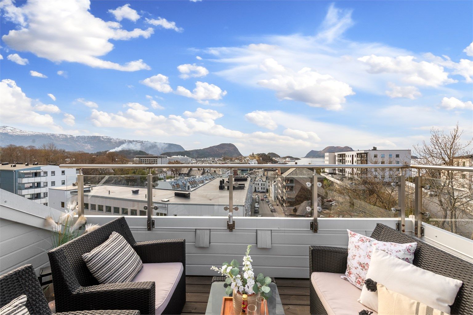 Fra stuen er det utgang til en sørvestvendt terrasse på 10 m². Her kan du nyte utsikten over byens tak, fjorden og fjellene.