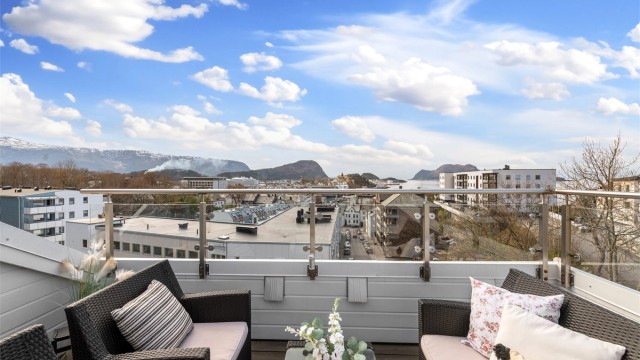 Fra stuen er det utgang til en sørvestvendt terrasse på 10 m². Her kan du nyte utsikten over byens tak, fjorden og fjellene.