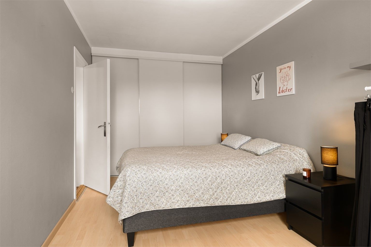 På hovedsoverom er det også monter praktisk skyvedørsgarderobe.