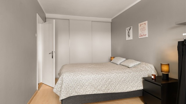 På hovedsoverom er det også monter praktisk skyvedørsgarderobe.