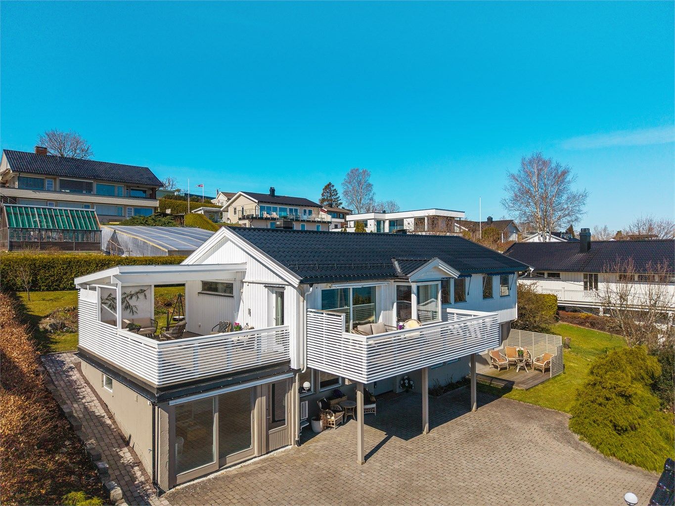 Velkommen til Asurveien 4! En innholdsrik enebolig over to plan og en flott beliggende i idylliske Åsgårdstrand.