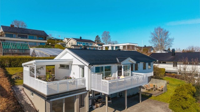 Velkommen til Asurveien 4! En innholdsrik enebolig over to plan og en flott beliggende i idylliske Åsgårdstrand.