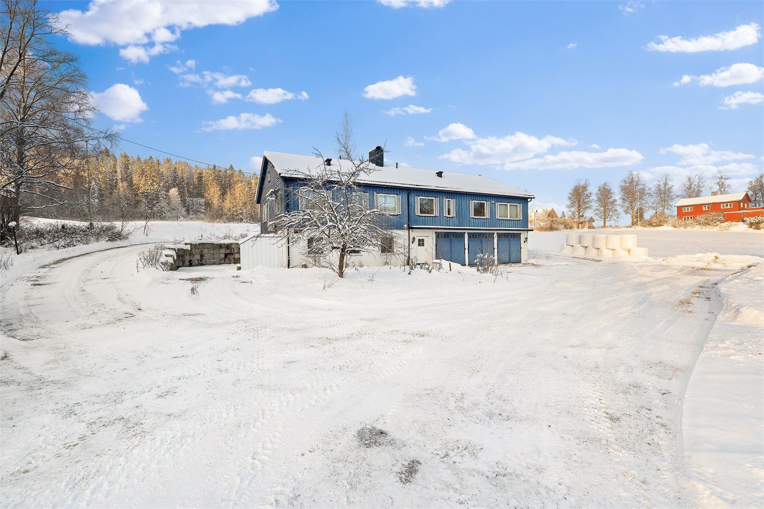 Eiendommen har en romslig gårdsplass hvor det er bra med parkeringsplass, enkel adkomst opp til vestsiden av bygningen