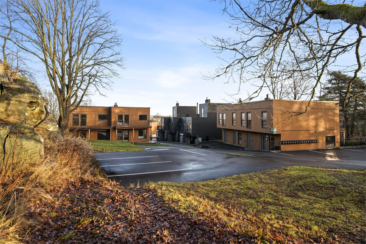 Buskveien ligger skjermet og rolig til innerst i et lite, trygt boligområde med minimal trafikk. 