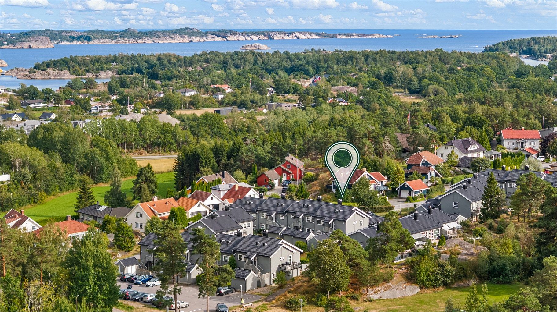 Eiendommen ligger i flotte omgivelser med kort vei både til strand og sjø, så vel som turområder i skog og utmark.