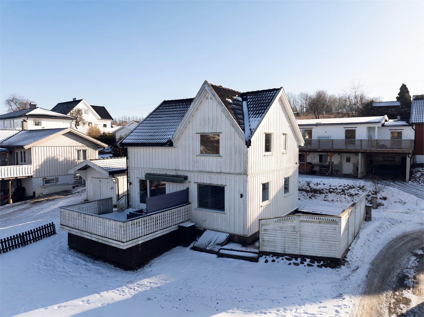 Enebolig med markterrasse og skjermet uteplass. 