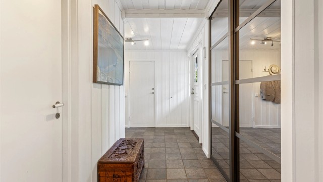 Boligens entré er i underetasjen og har god plass til oppbevaring av yttertøy. Innerst i entréen er det en bod hvor man kan oppbevare yttertøyet man ikke bruker hver dag.