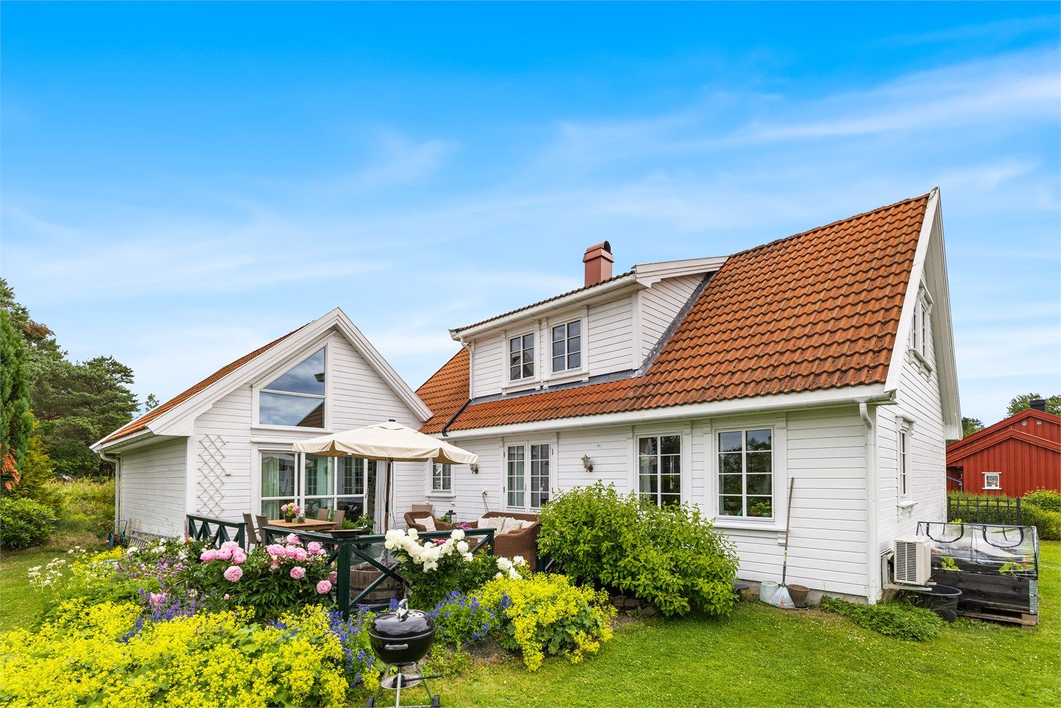 Eiendommen har en stor og vakker beplantet hage 