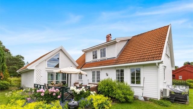 Eiendommen har en stor og vakker beplantet hage