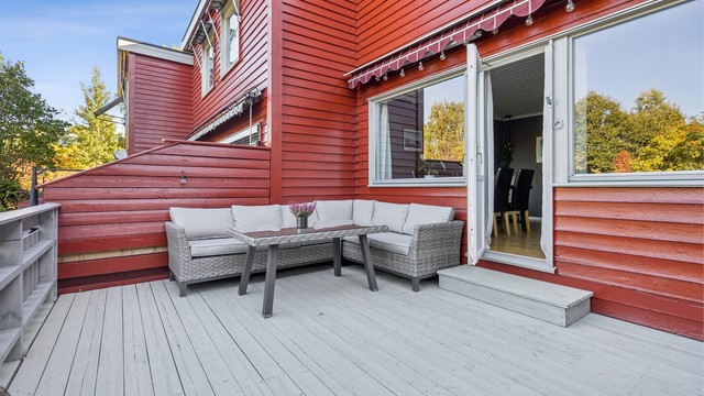 Nyt lange sommerdager på den vestvendte terrassen på 22 kvm, med god plass til utemøbler og markise som gir behagelig skjerming på solrike dager.