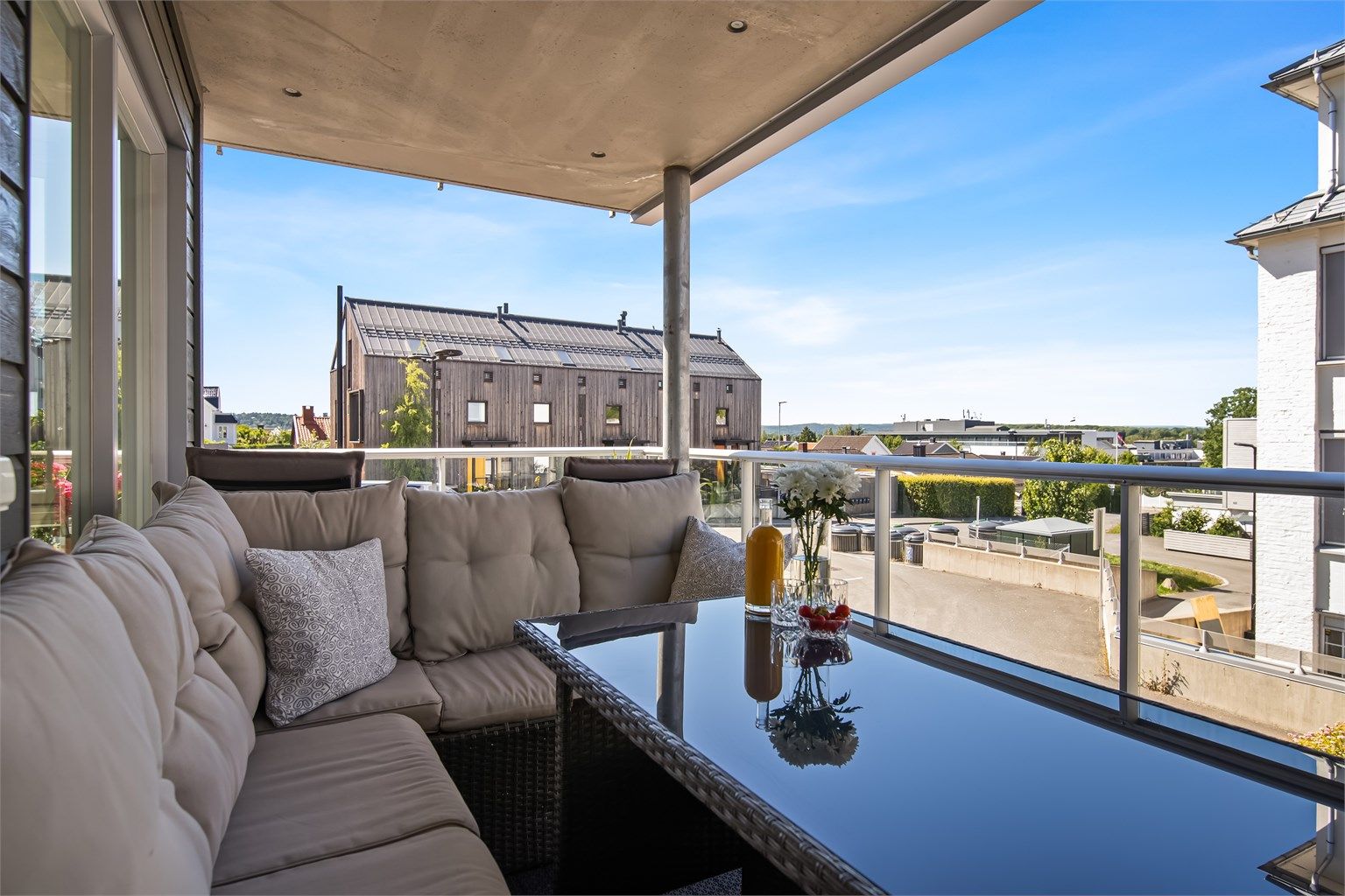 Gode sol- og utsiktsforhold både inne og ute.