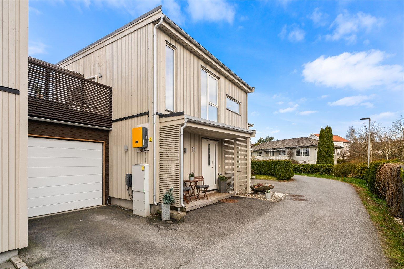 Garasjeport er nylig installert.