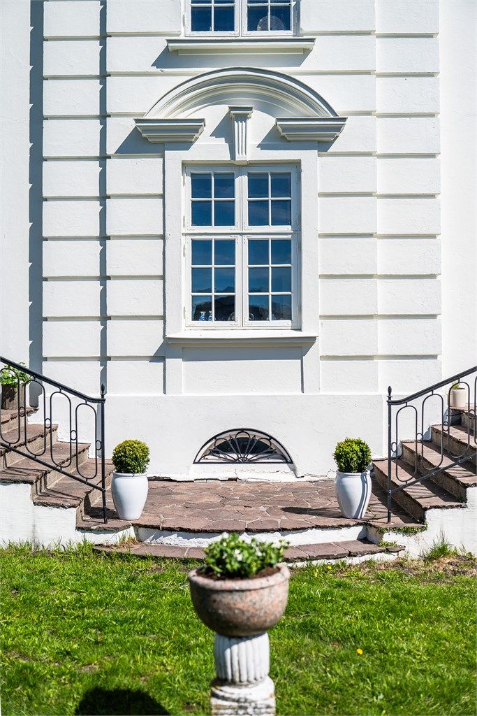 Her kan man la gjestene «mingle» på terrassen før et hyggelig måltid i spisestuen eller man har dekket på til sommerselskap i hagen, en bedre arena for sammenkomster kan man ikke ha. 
