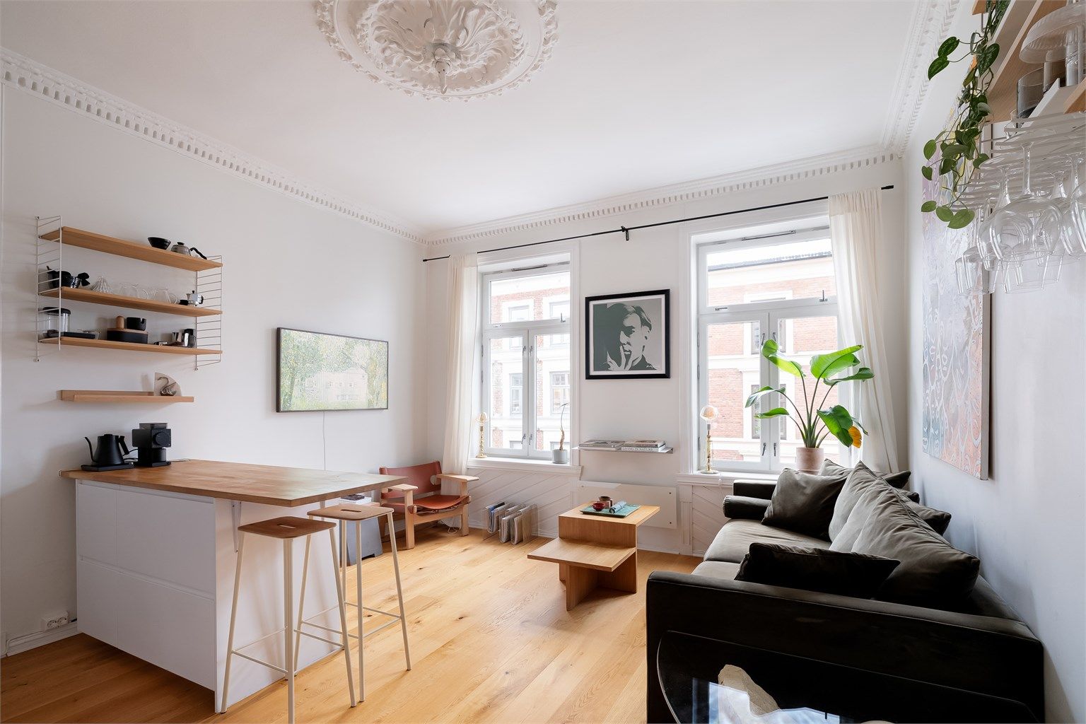 Dette er en gjennomgående, lys og sjarmerende 3-roms leilighet med ettertraktet beliggenhet. Foto: Borowiak, Chris.