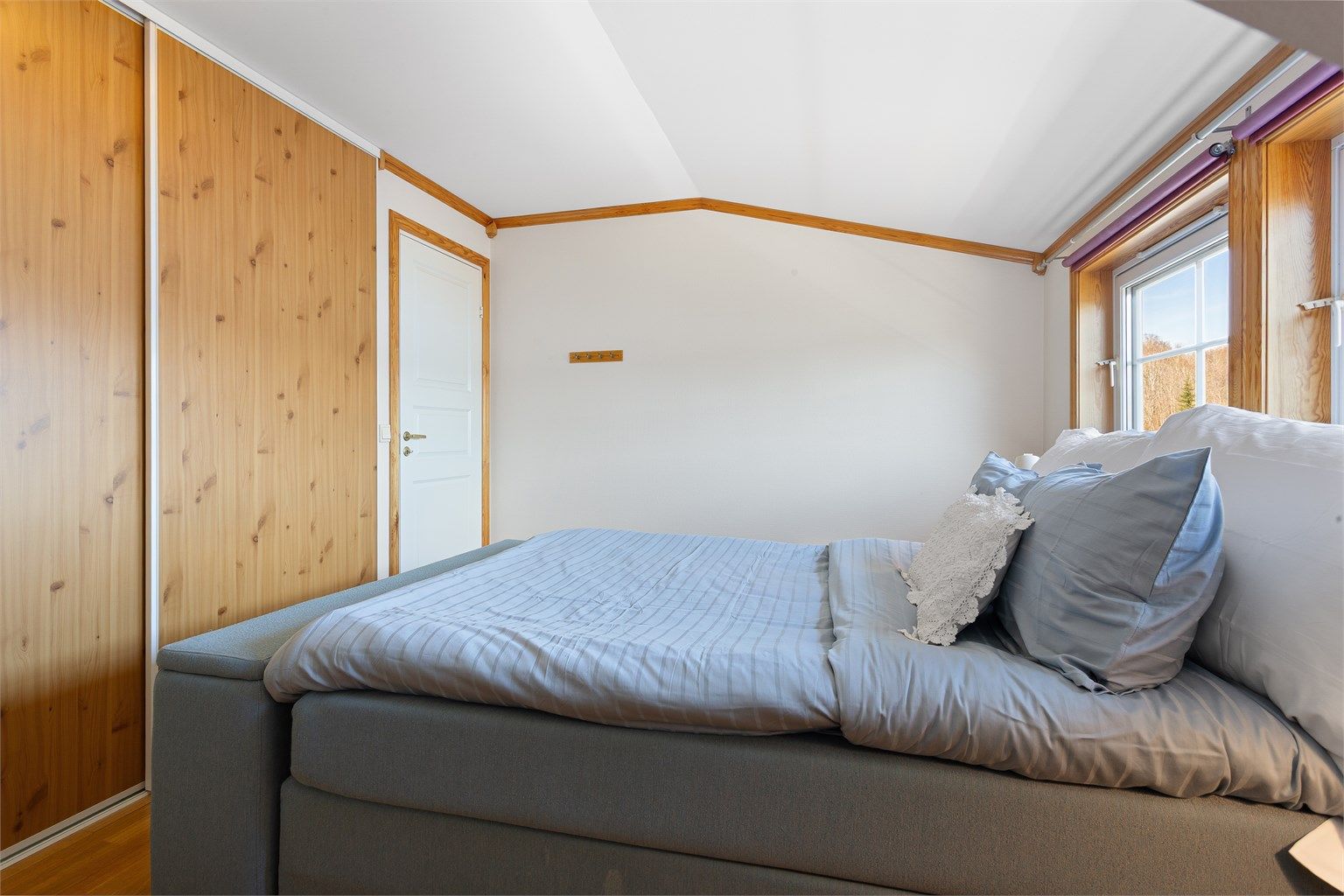 Plassbygget skyvedørsgarderobe i glatt utførelse - Rommet er ikke bruksendret/omsøkt.