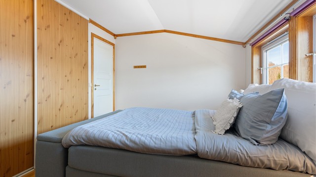 Plassbygget skyvedørsgarderobe i glatt utførelse - Rommet er ikke bruksendret/omsøkt.