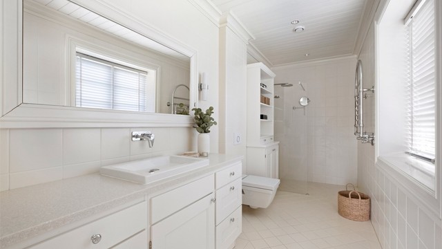 Badet er utstyrt med vannbåren gulvvarme, vegghengt toalett og et dusjhjørne med glassvegg