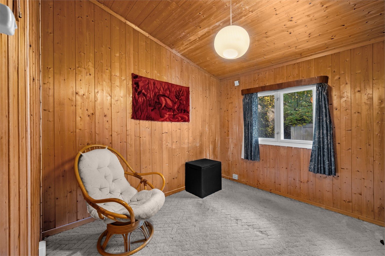 Hovedsoverom med god plass til dobbeltseng og nattbord