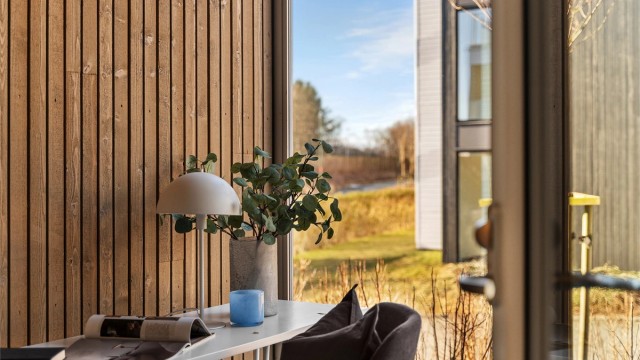 Innglasset markterrasse på 11 kvm mot vest.