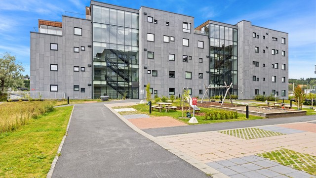 Hyggelig lekeplass og felles uteplasser for sameiets beboere