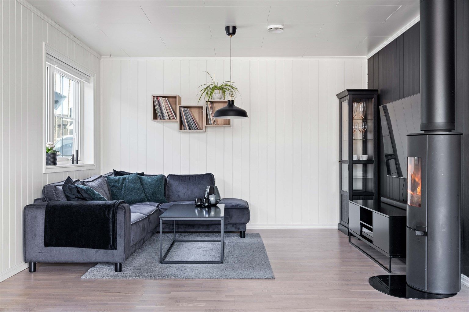 I stuen gir peisovnen med glassfront ekstra varme og hygge på kalde dager.