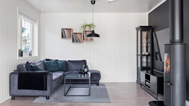I stuen gir peisovnen med glassfront ekstra varme og hygge på kalde dager.