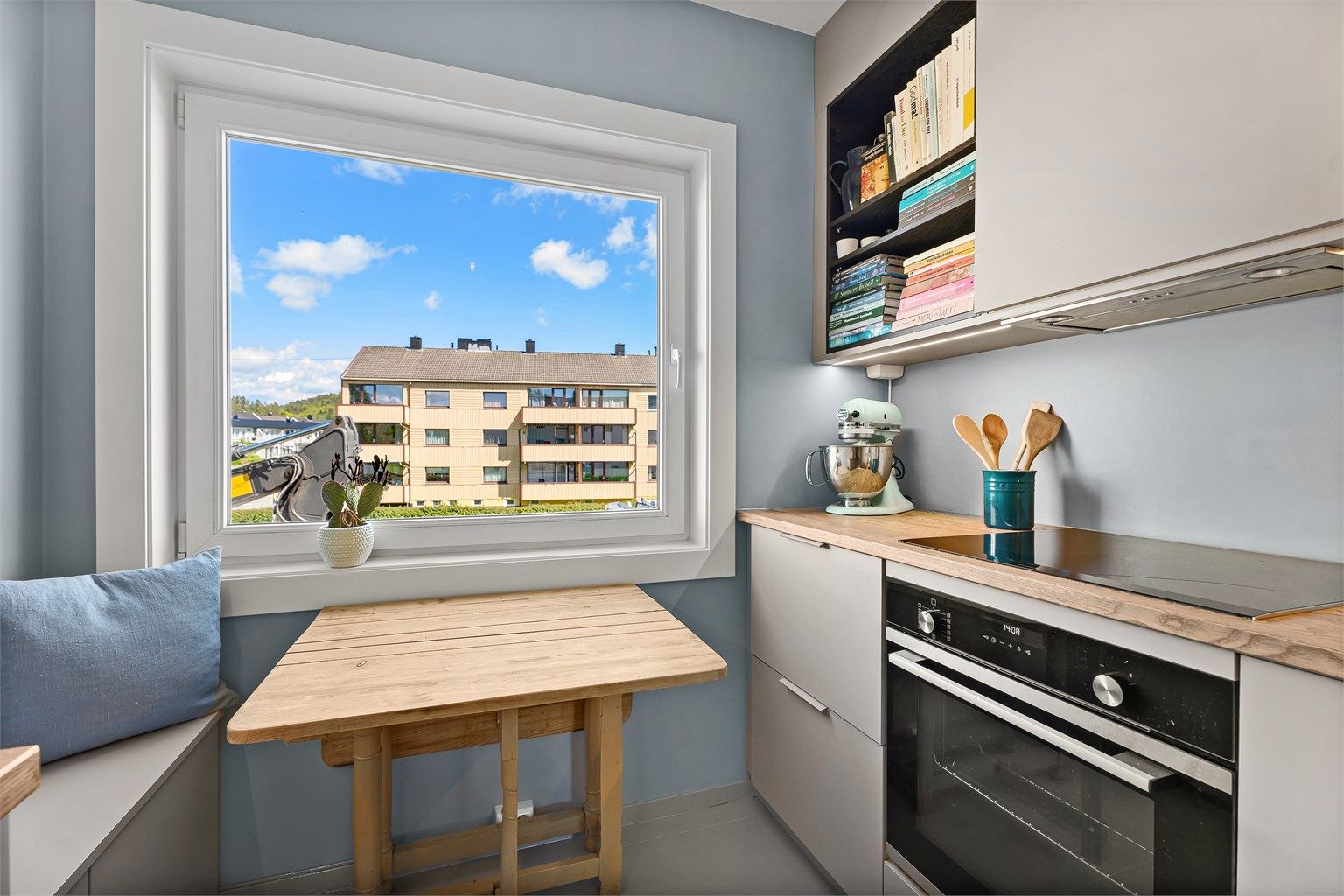 Spiseplass på kjøkken med morgensol 
