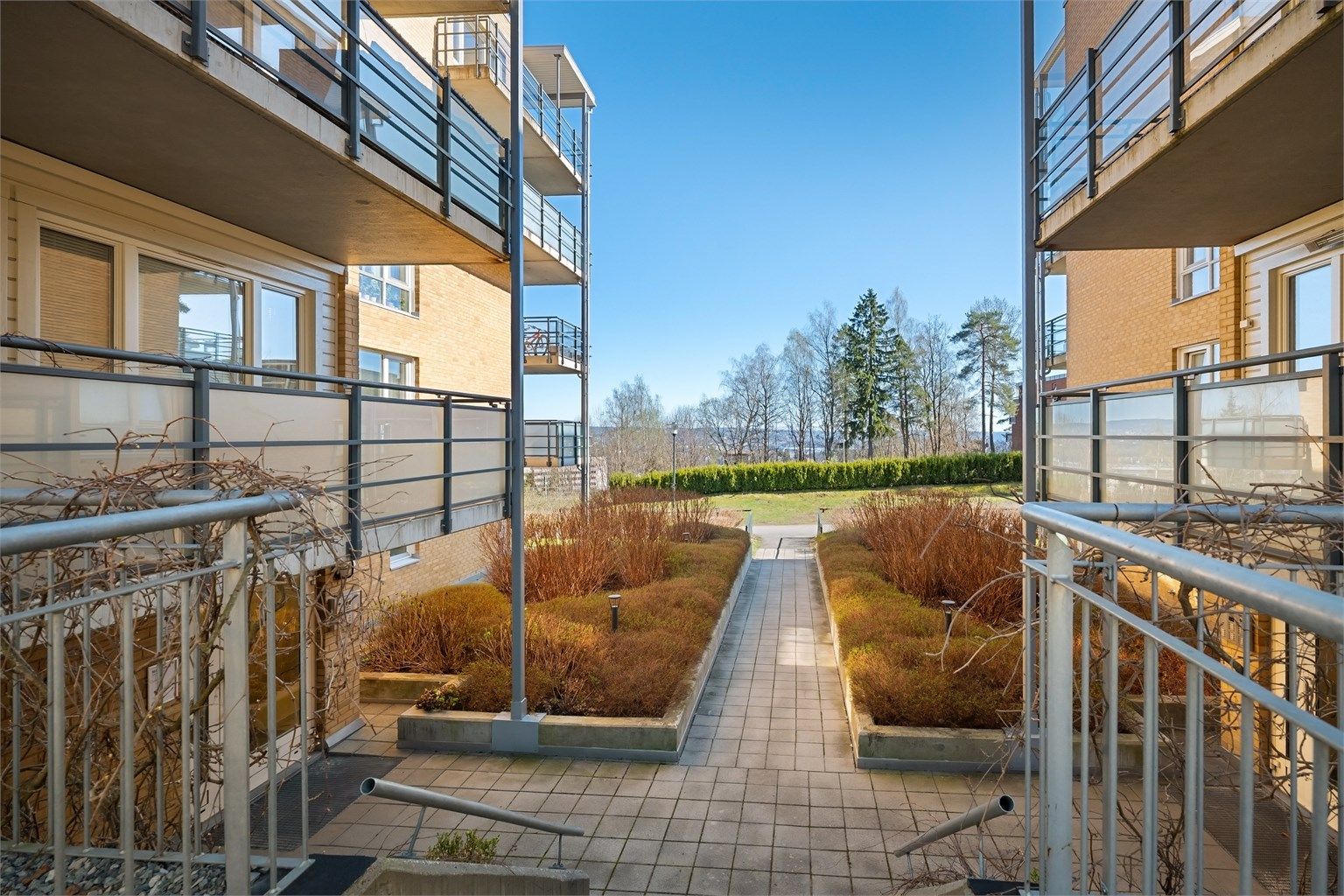 Pent opparbeidede uteområder mellom byggene.
