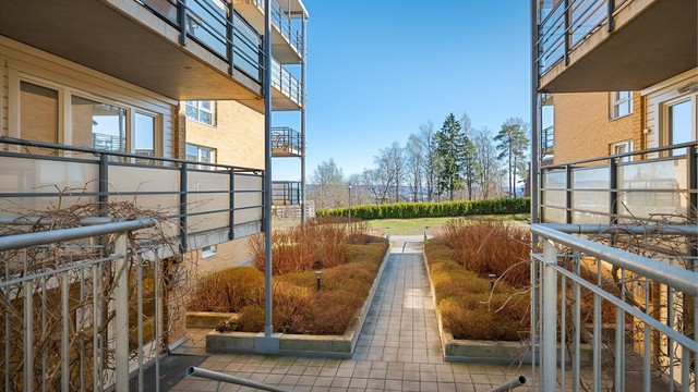 Pent opparbeidede uteområder mellom byggene.