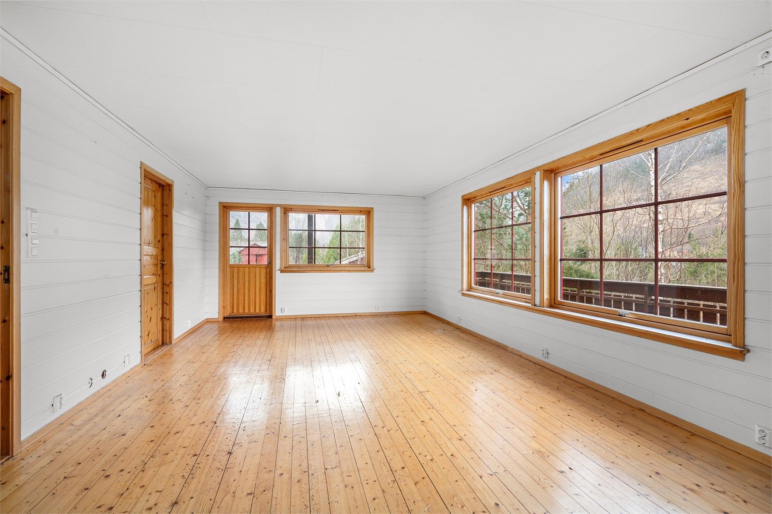 Stuen har gjennomgående tregulv og utgang til en stor balkong og uteplass på totalt 30 m².