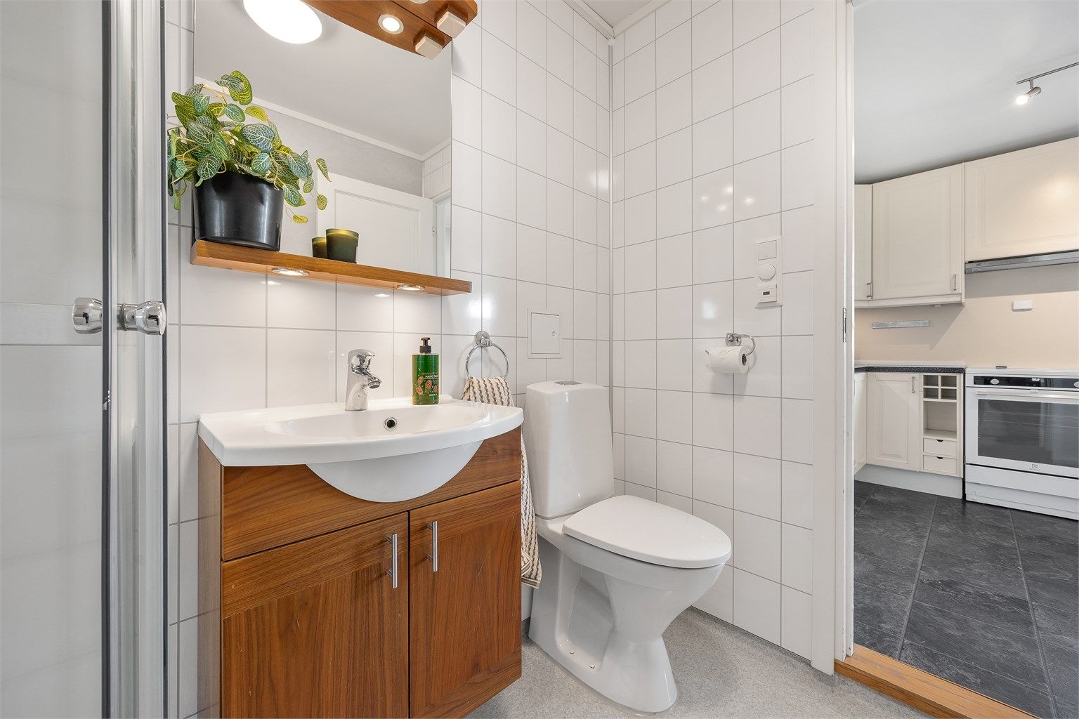 Badet i første etasje er praktisk plassert i tilknytning til kjøkken og entré.