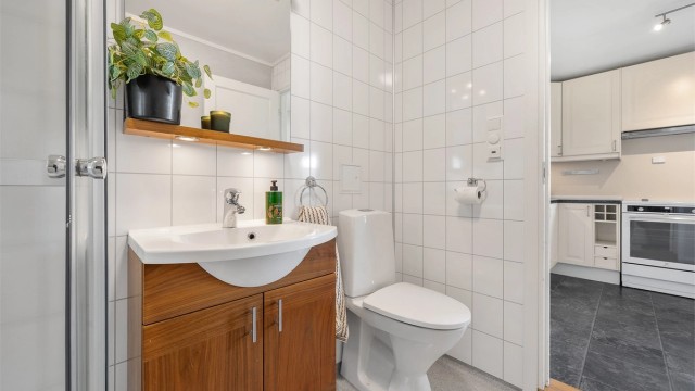 Badet i første etasje er praktisk plassert i tilknytning til kjøkken og entré.