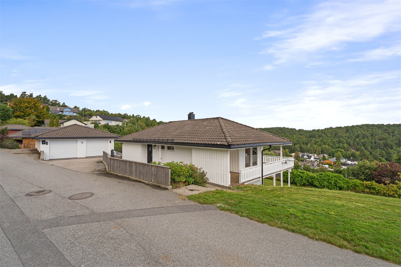 Romslig og høytliggende tomt med flott utsikt og gode solforhold. Dobbel garasje 