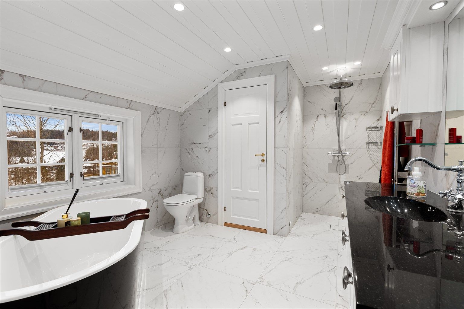 Lekkert baderom fra 2023 med både badekar og dusj