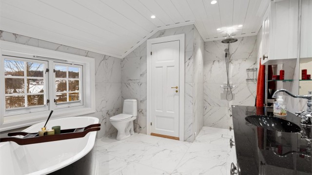 Lekkert baderom fra 2023 med både badekar og dusj