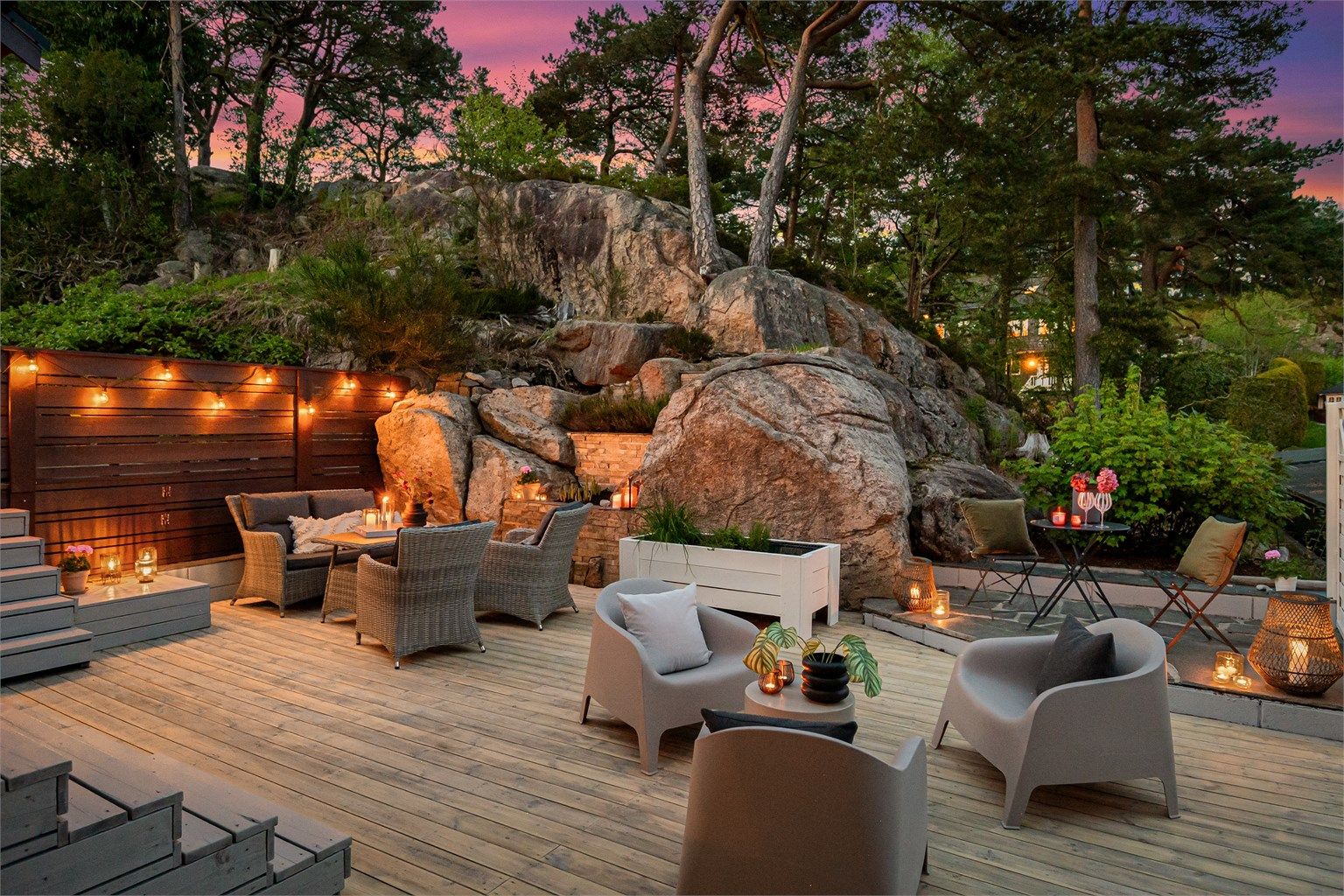 Meget solrik bolig med en optimal beliggenhet. Flere solrike uteplasser - vestvendt balkong på 18m², terrasse på 45m² samt markterrasse på 17m²