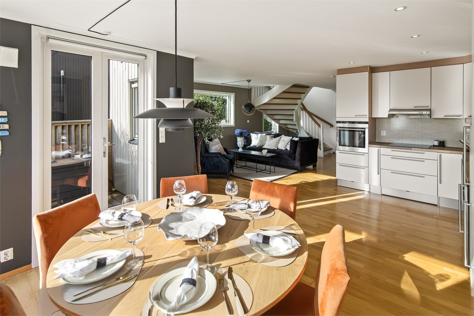 Flott romløsning med god plass til spisestue og salong i tilknytning til kjøkkenet