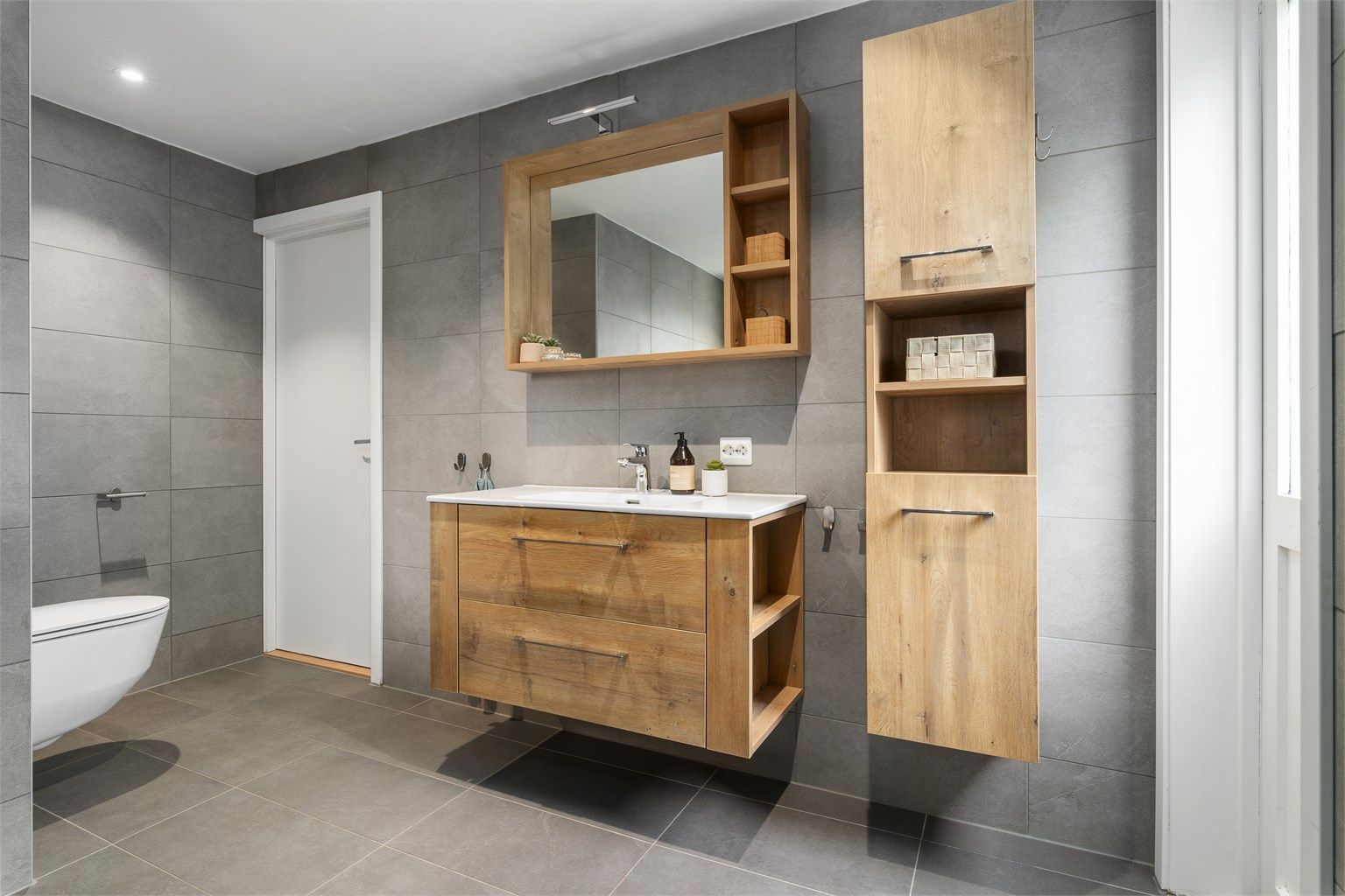 Badet ble pusset opp i 2019 og har flislagt gulv med gulvvarme og flislagte vegger. Malt innvendig tak med downlights